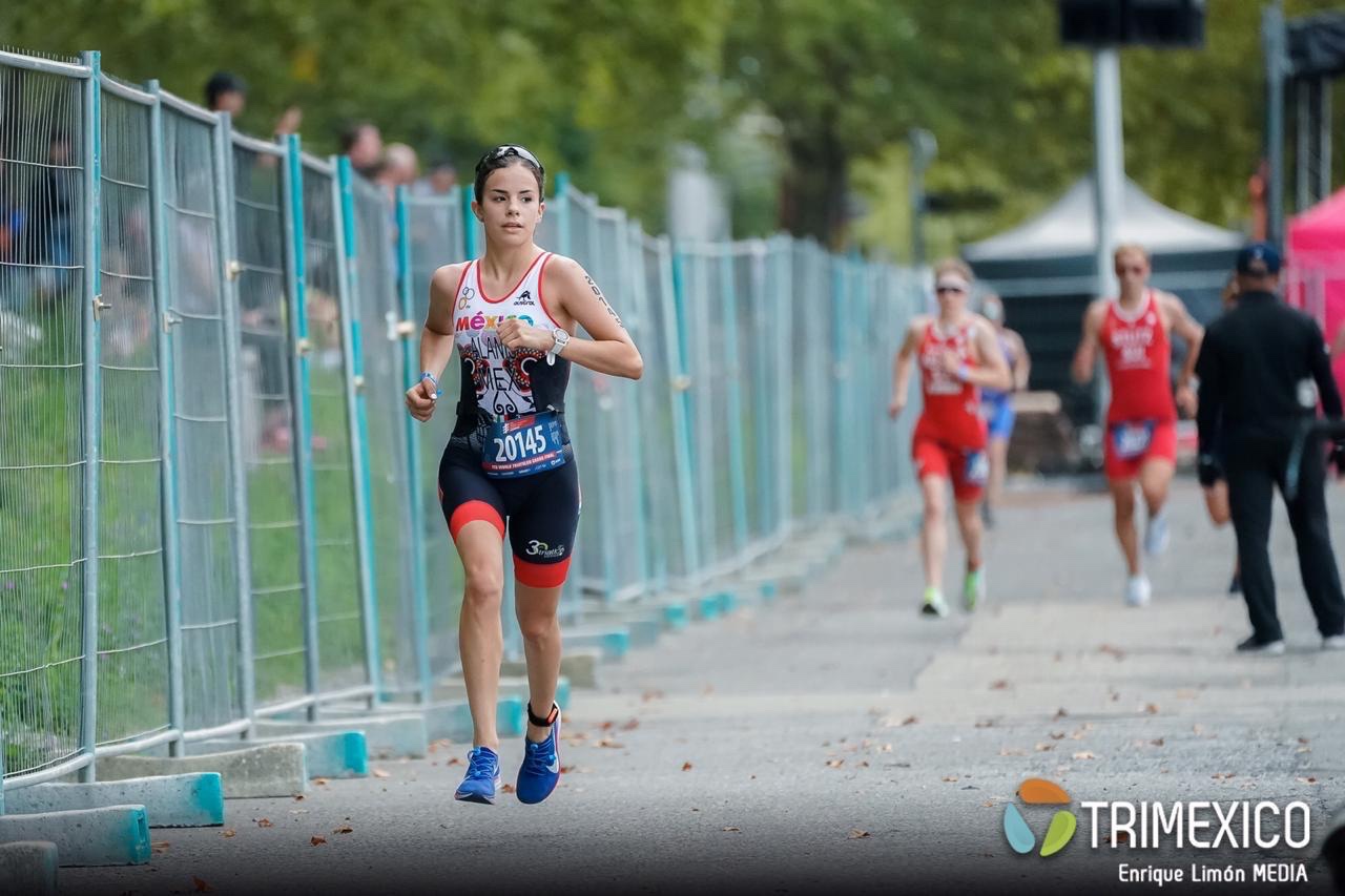 Fátima Alanís running in the Mexican national team trisuit at an ITU World Triathlon event, bib 20145.
